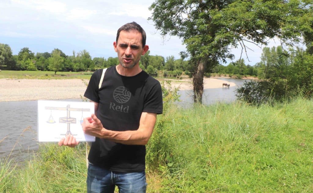 Julien Saillard explique l'équilibre de la rivière Allier grâce à une image de balance à plateaux
