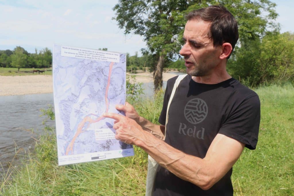 Julien Saillard montre la carte indiquant l'emplacement de l'ancien enrochement