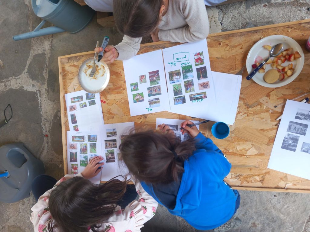 L'atelier des enfants autour d'une table