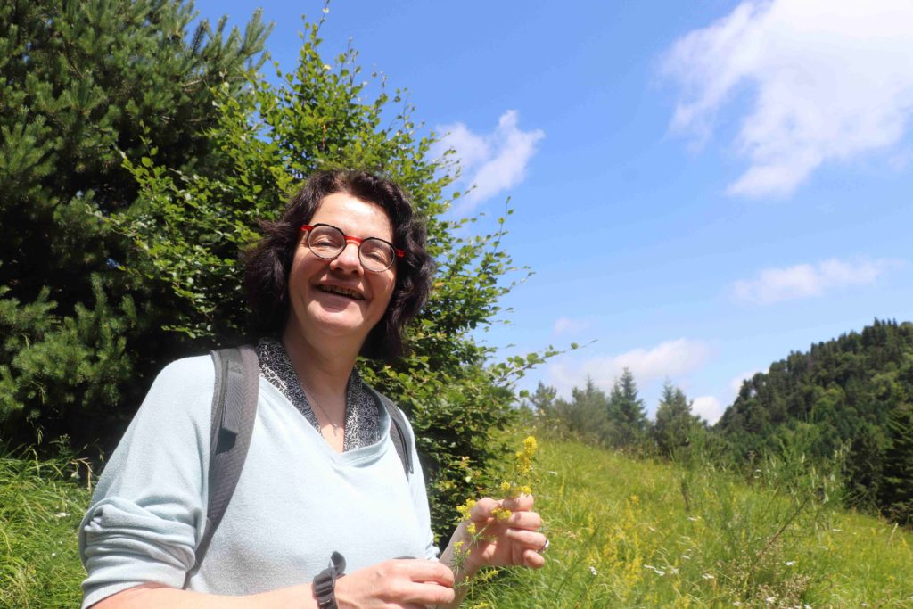 Catherine Lenne dans le cratère où elle trouve du gaillet en fleur