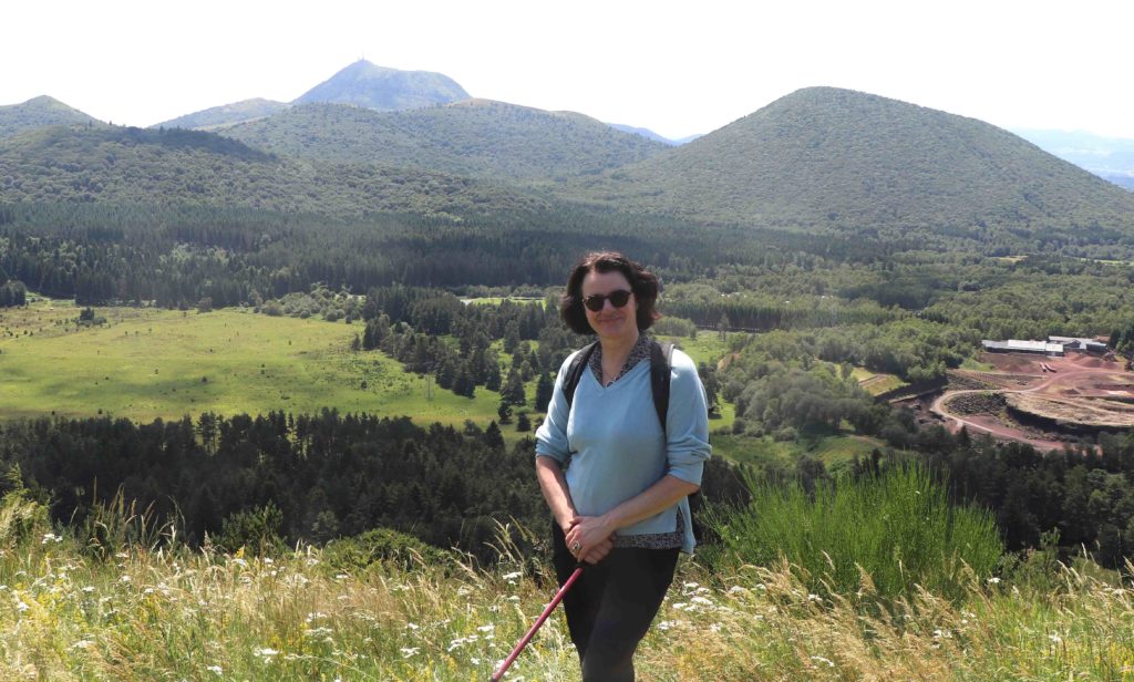 Catherine Lenne devant le paysage de la chaîne des puys