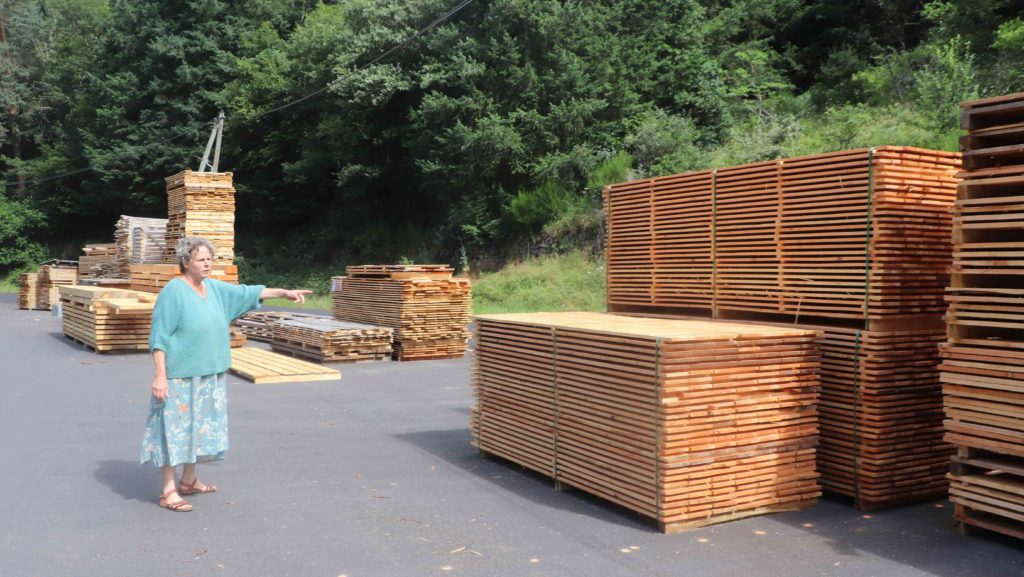 Astrid montre les stocks de bois