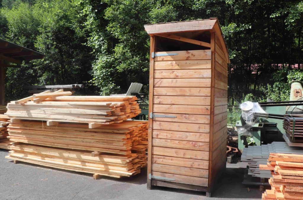 Une toilette sèche fabriquée à la scierie