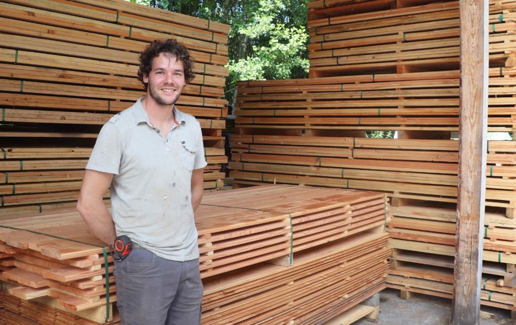 Rik devant les stock de planches