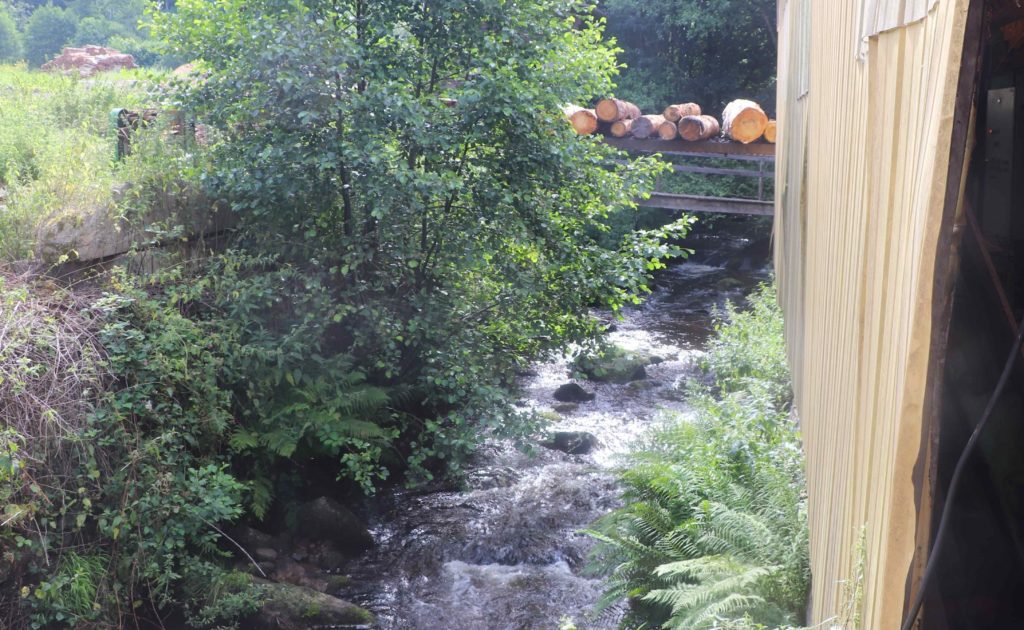 Vue de la rivière qui borde la scieire