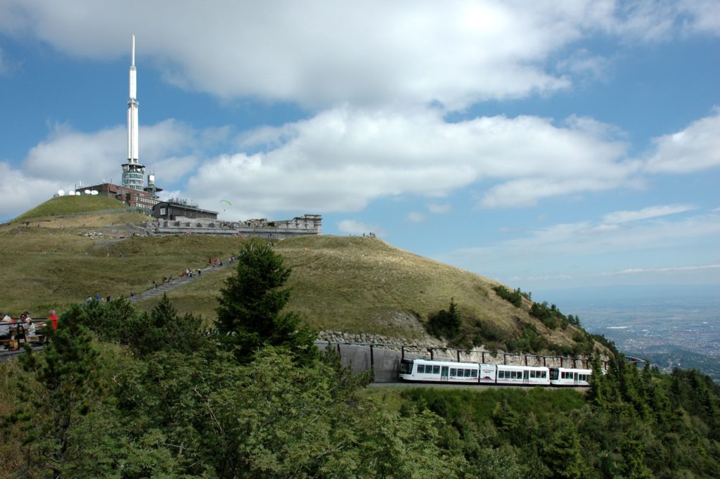 Le train panoramique des Dômes dans la montée vers le sommet