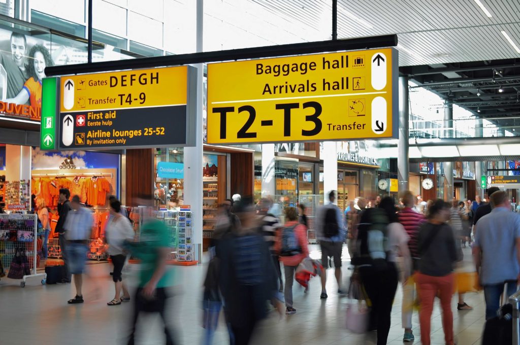 Voyageurs se déplaçant dans un terminal d'aéroport