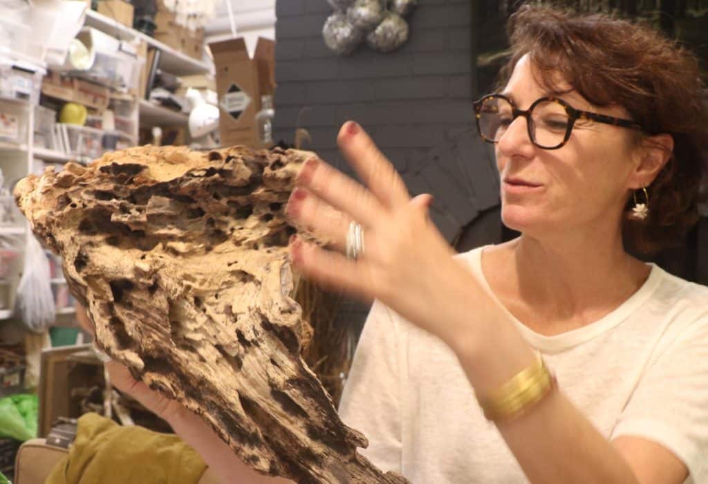 Béatrice présente un morceau de bois aux formes tourmentées