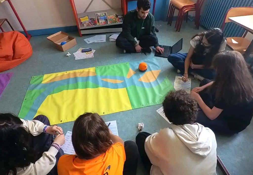 Animation dans une école avec le petit robot qui simule les déplacements d'un animal