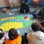 Animation dans une école avec le petit robot qui simule les déplacements d'un animal