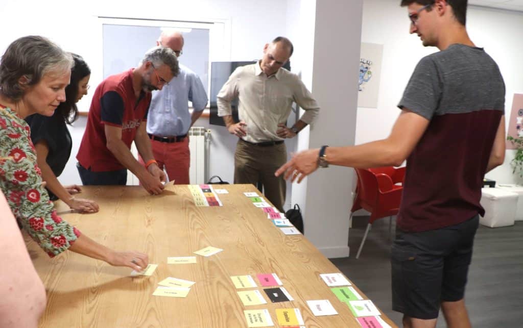 Alexis donne des explications aux participants des deux groupes