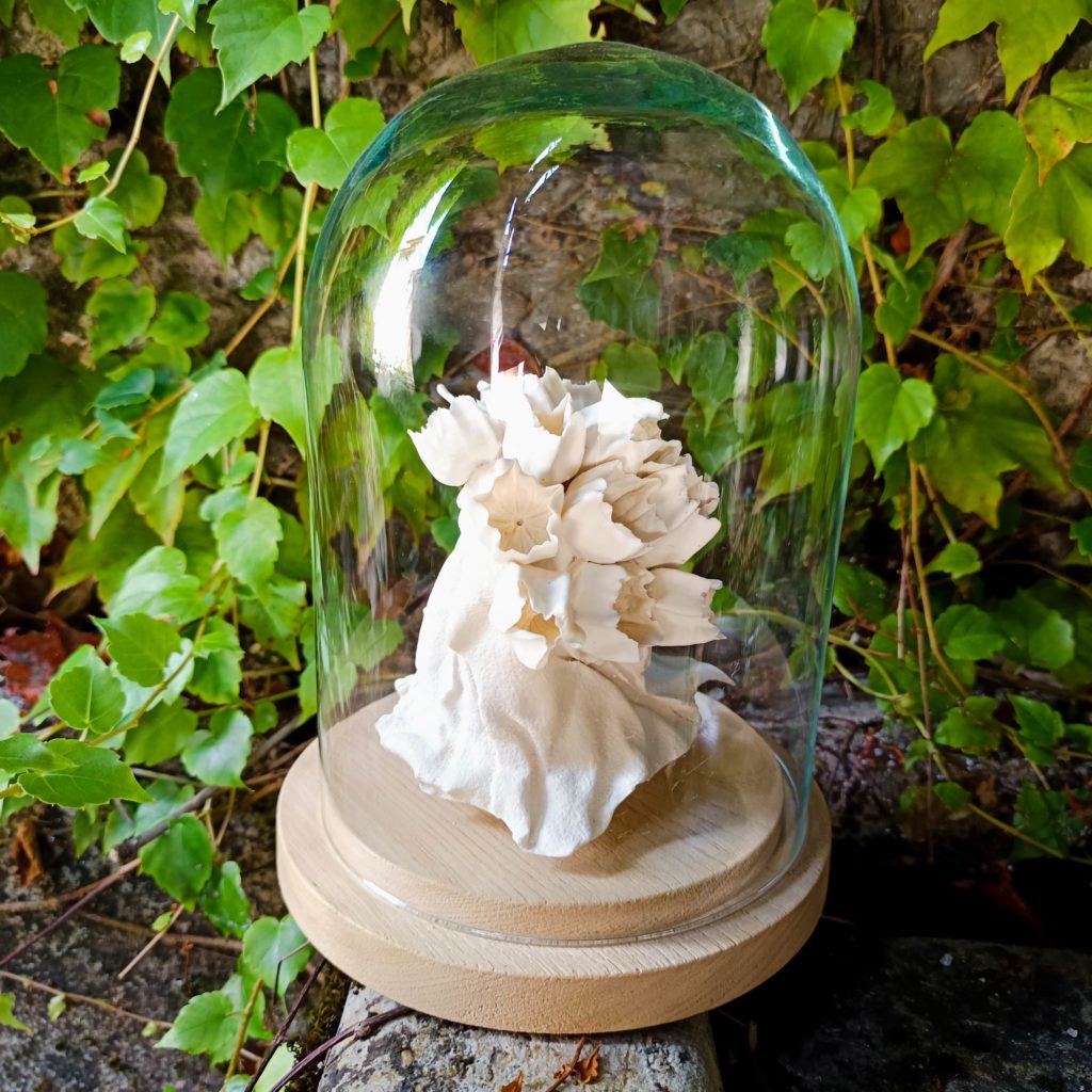 Petite sculpture en porcelaine sous une cloche de verre de la série "Esprit de la nature"