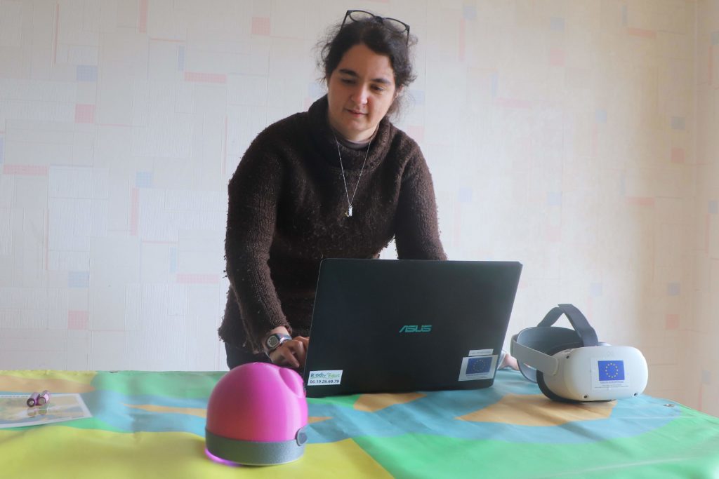 Cécile Saba pilote à partir de l'ordinateur le petit robot qui se présente sous la forme d'une grosse boule violette