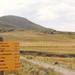 Paysage du Sancy avec au premier plan des panneaux indicateurs pour randonneurs