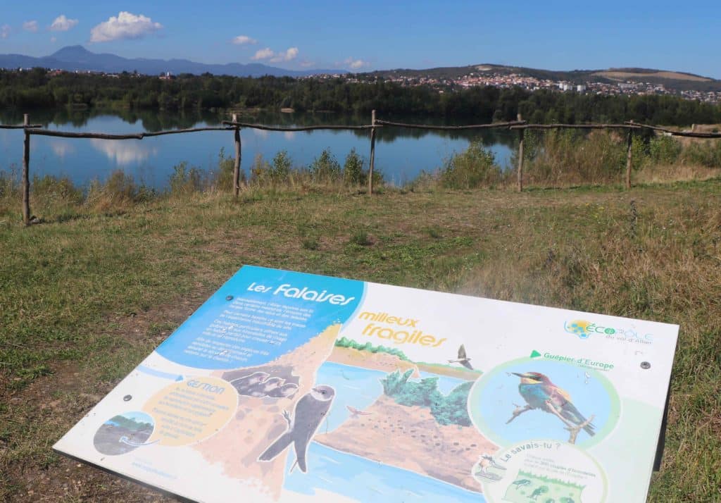 Panneau pédagogique sur les oiseaux des falaises, face à une des étangs;