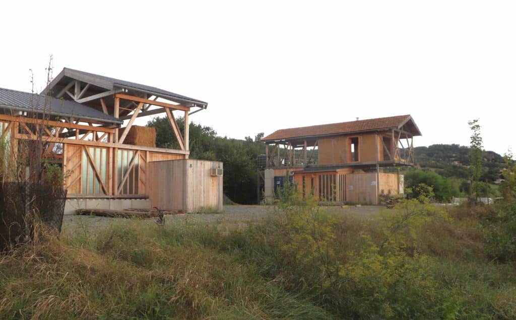 Les deux bâtiments en bois de l'Ecopôle