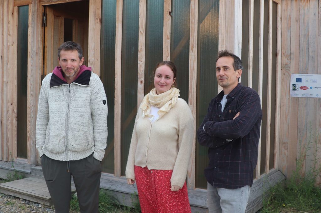 Davy, Christine et Anatole devant le local de l'Ecopôle