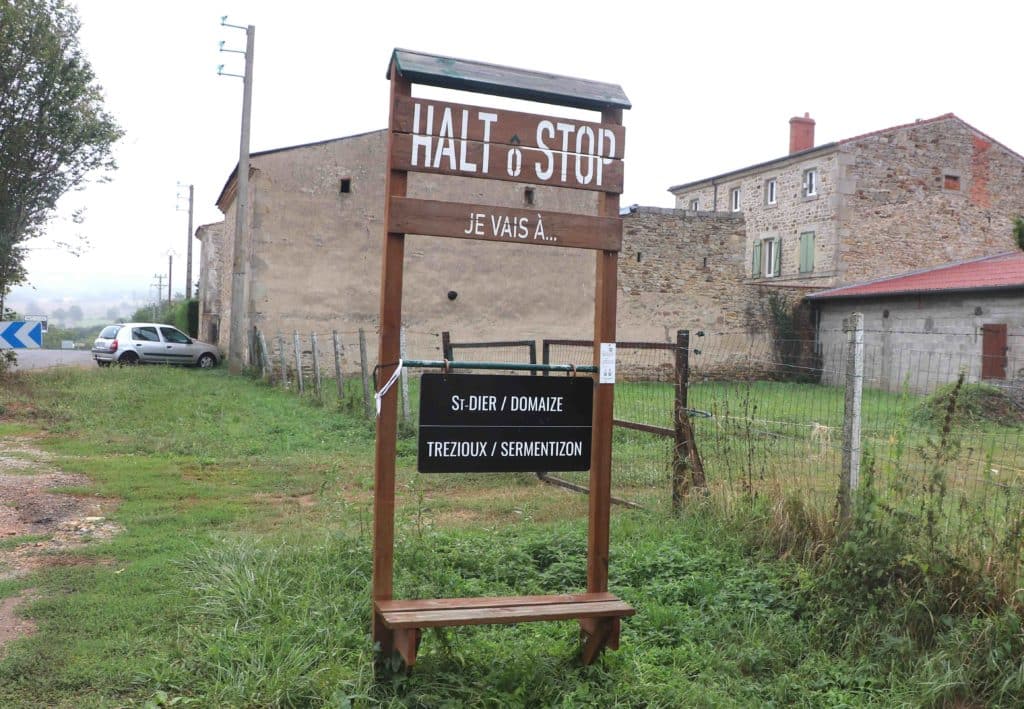 Panneaux Halt ô Stop à la sortie de Billom