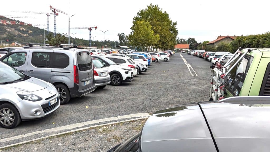 Le parking de la gare de Vic-le-Comte, rempli de voitures