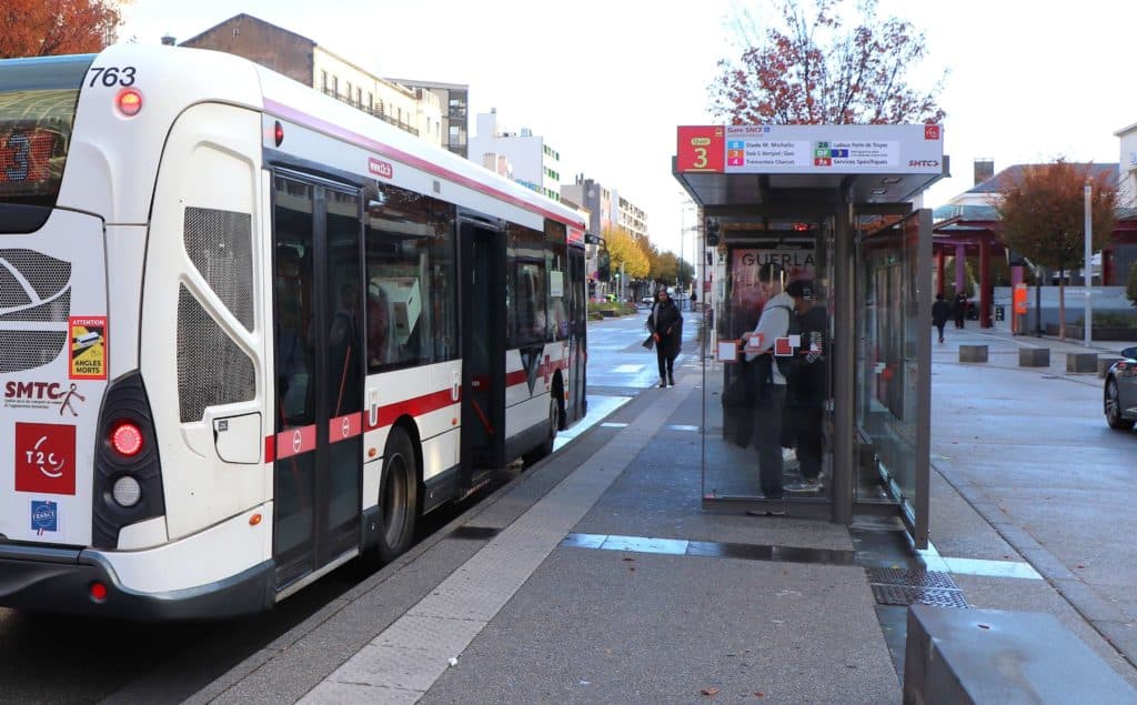 Bus à l'arrêt devant un abribus à la gare de Clermont