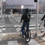 Cyclistes sur une piste cyclable devant la fac de Lettres à Clermont-Ferrand