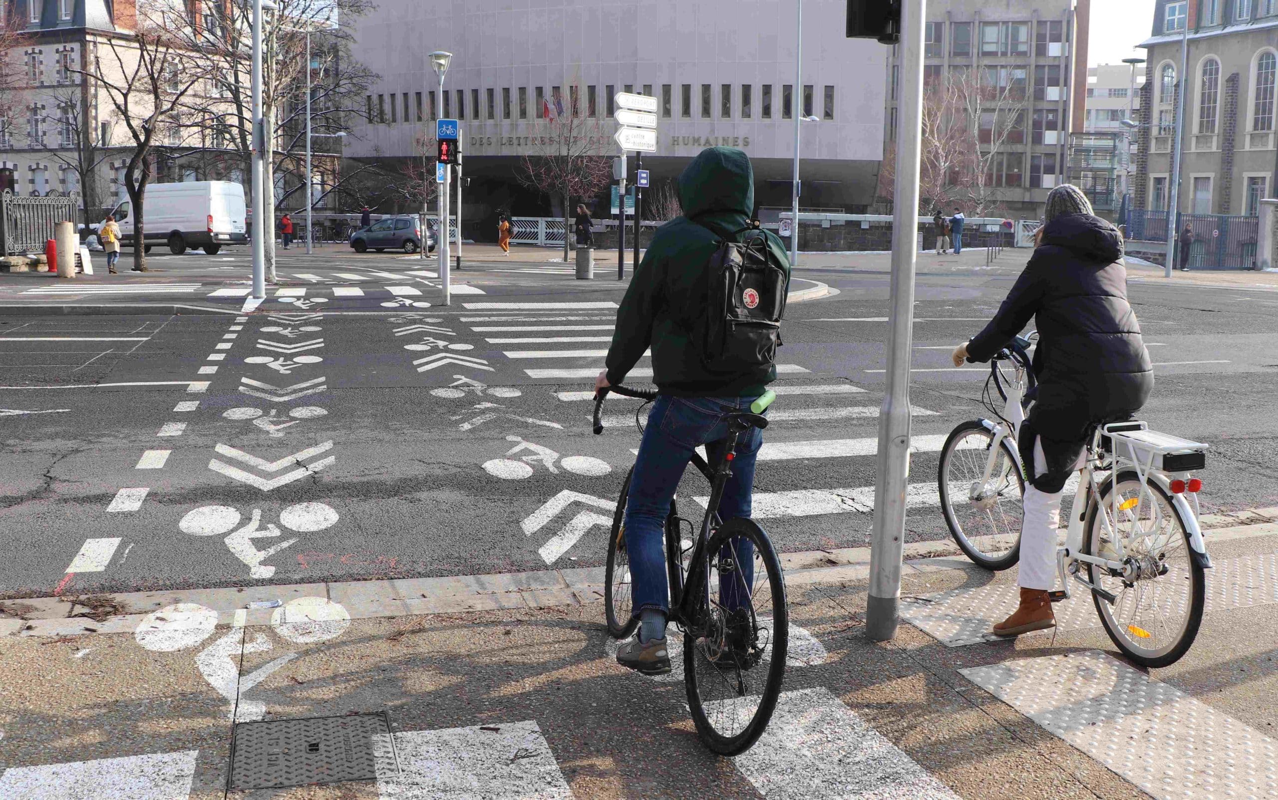 Cyclistes sur une piste cyclable devant la fac de Lettres à Clermont-Ferrand