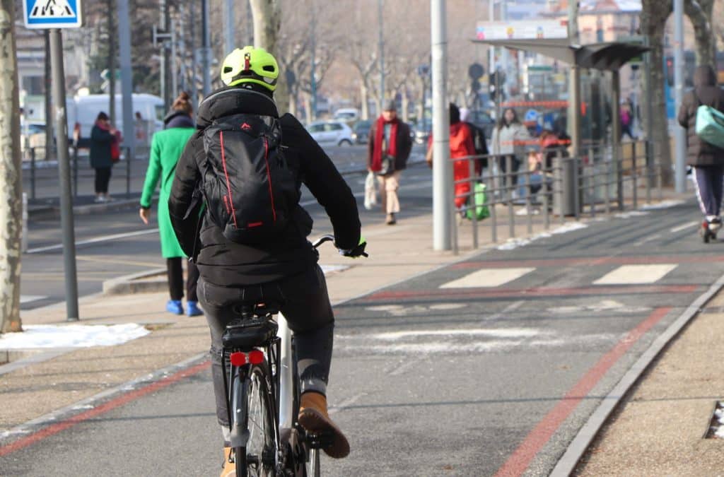 Cycliste sur une piste cyclable dans le quartier des Salins.