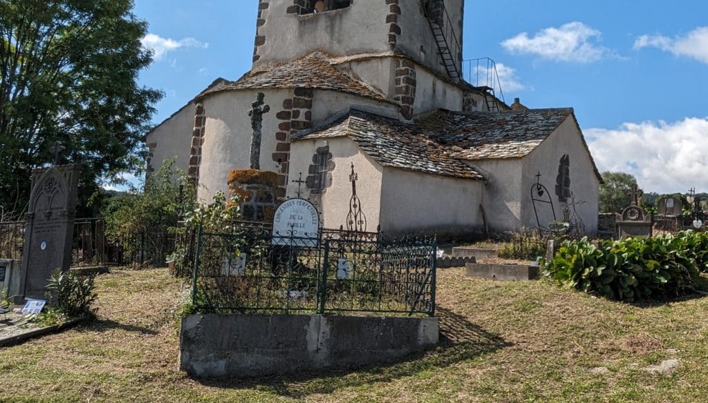 Un vieux cimetière de campagne, entourant l'église clunisienne de Colamine