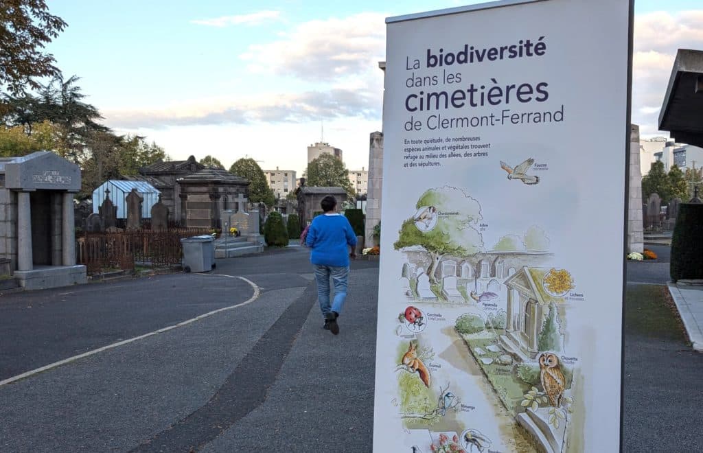 Un panneau informant sur la biodiversité, à l'entrée du cimetière des Carmes