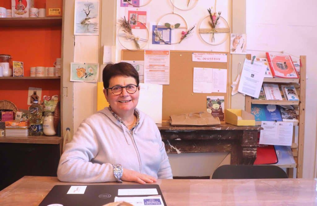 Annie Boucharinc dans la cuisine de l'épicerie solidaire