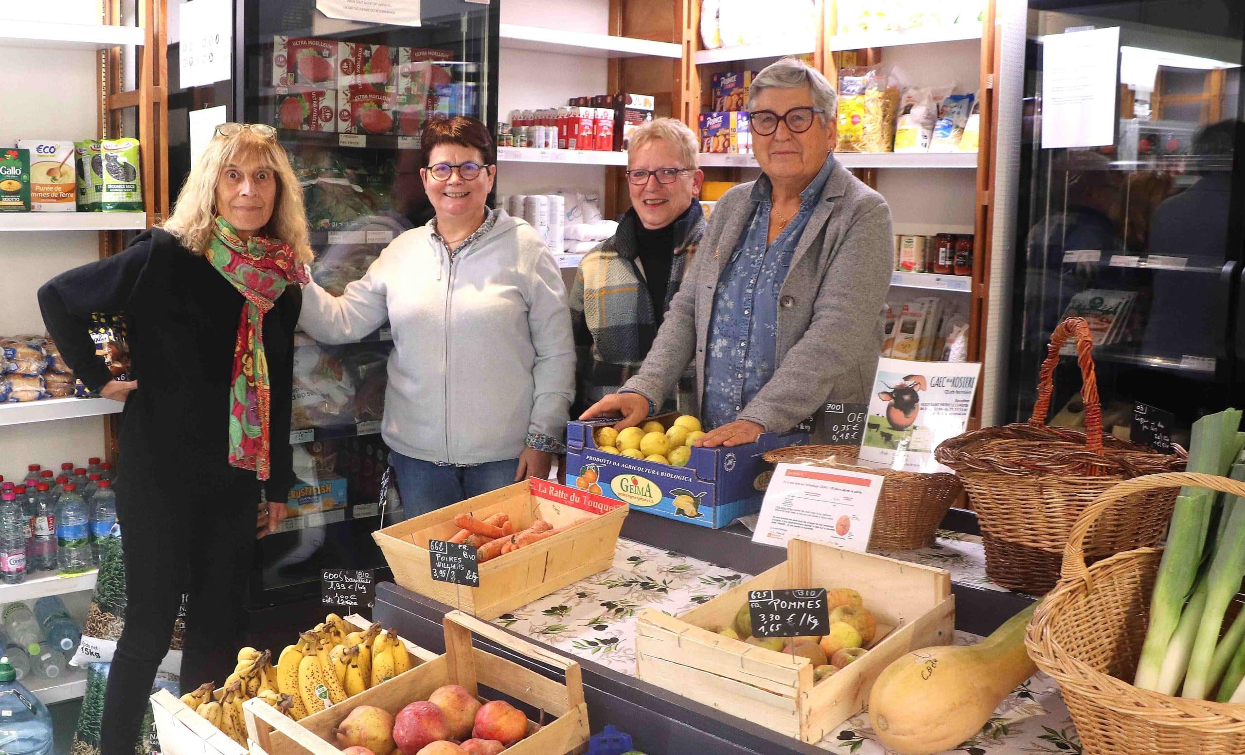 Les bénévoles dans l'épicerie solidaire de Riom