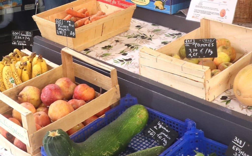 Cagettes de fruits et légumes dans l'épicerie solidaire