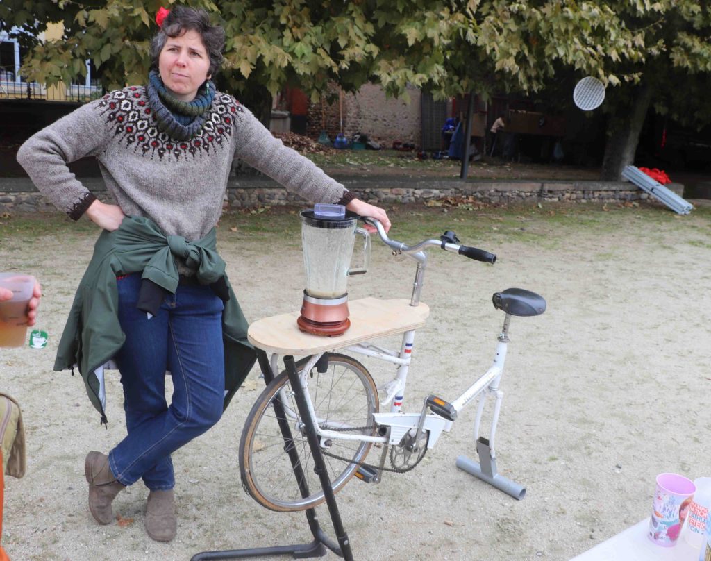 Louise avec le vélo-smoothie