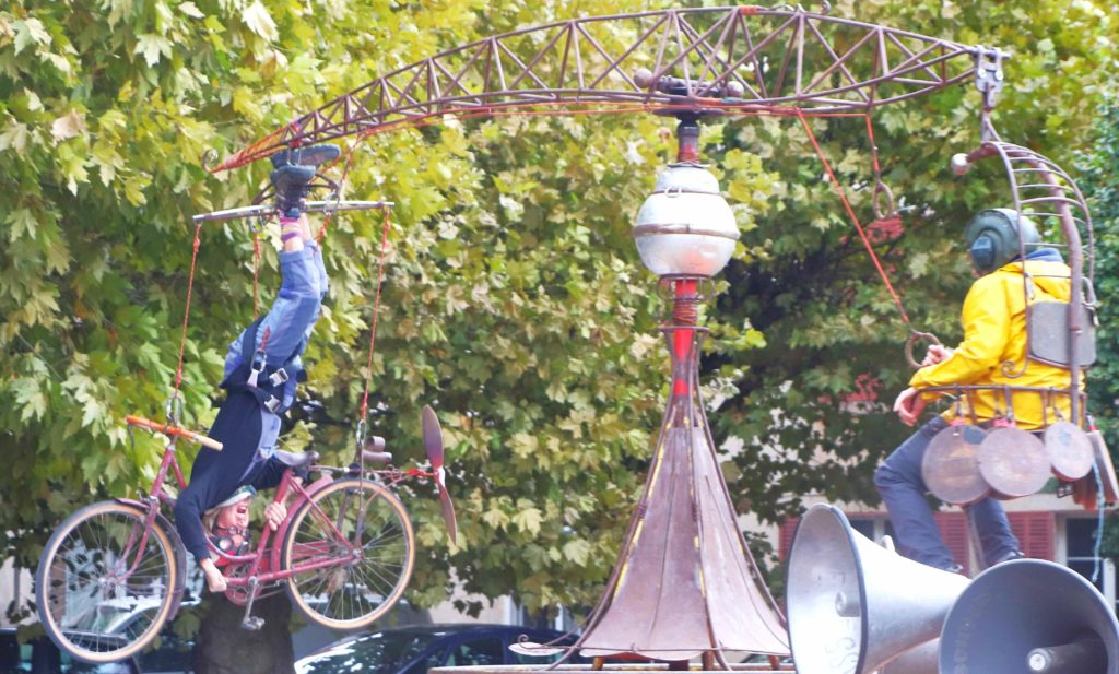 La machine à voler de Nicolas Savoye, qui fait des acrobaties tête en bas sur le vélo suspendu