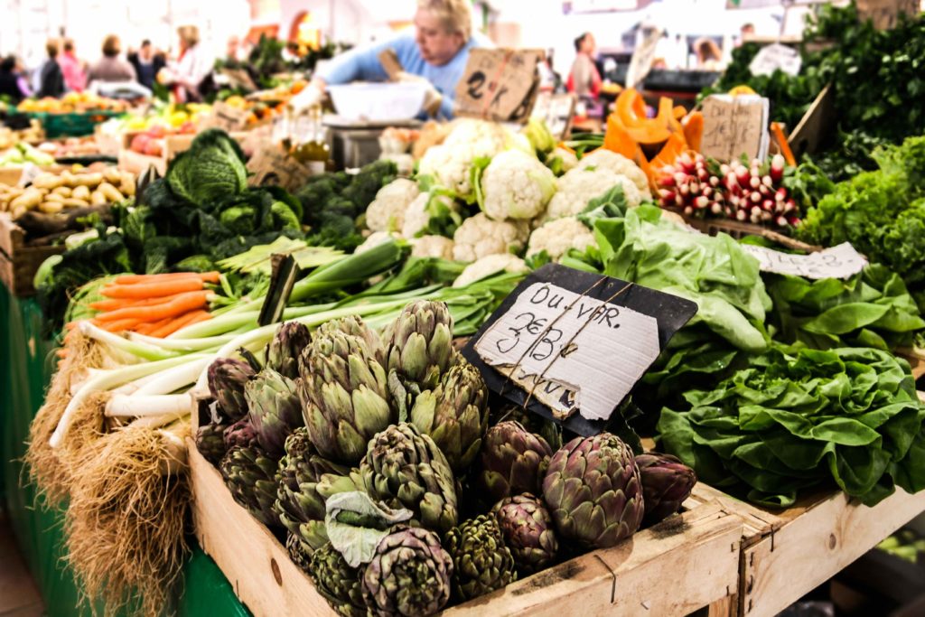 Un étal de producteur de légumes sur un marché