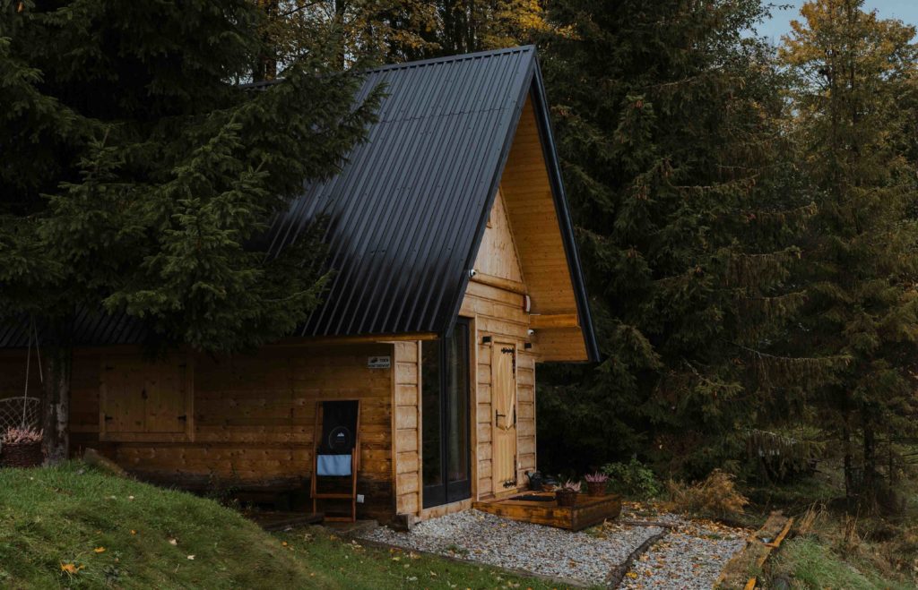 Une maison en bois dans la forêt