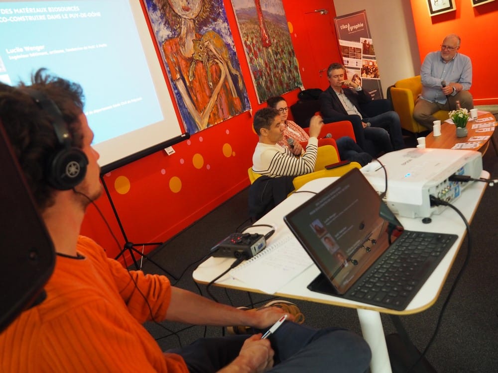 Vue de la table ronde avec au premier plan le preneur de son.