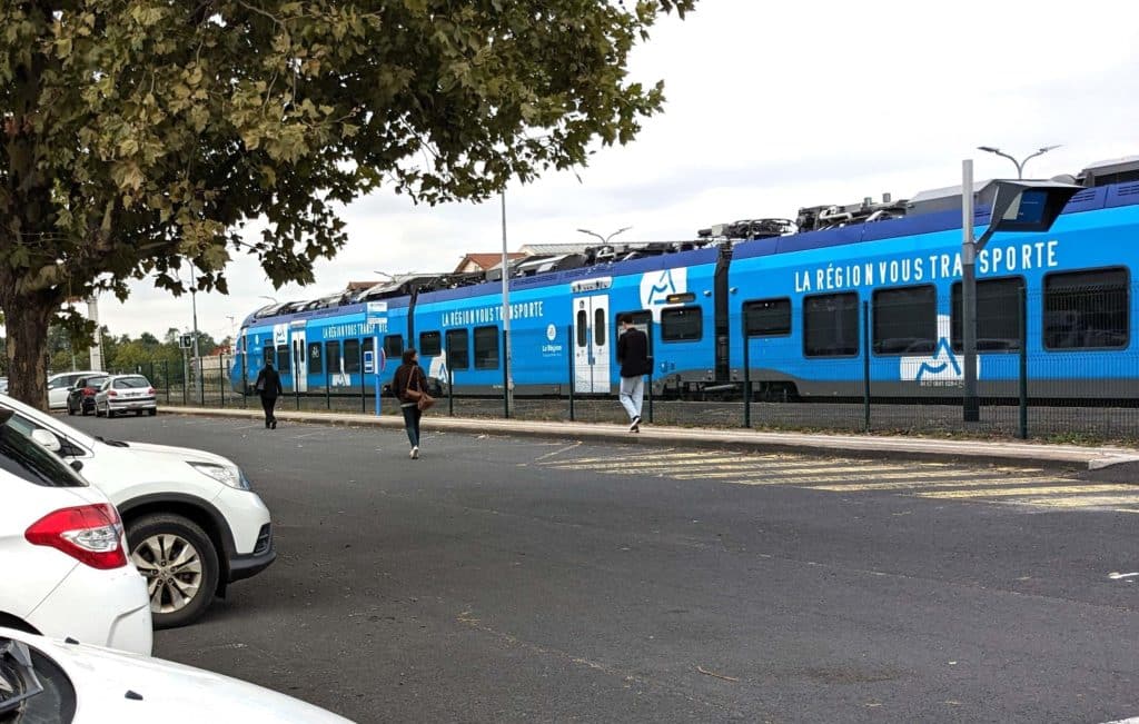 Un TER de la région Aura en gare à Vic-le-Comte