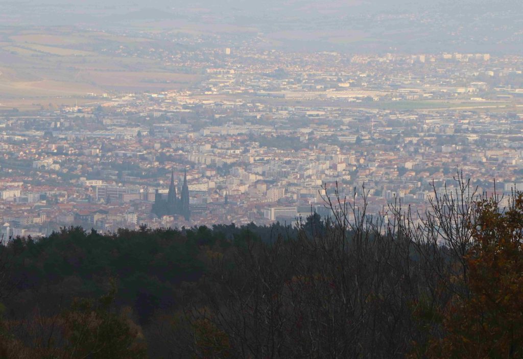 Vue de Clermont (au loin) depuis le rebord de la faille de Limagne (au premier plan)