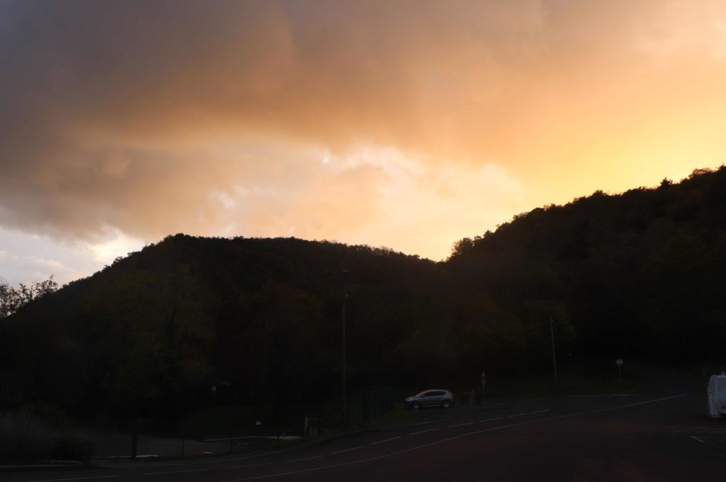 Coucher de soleil derrière la faille de Limagne qui apparaît en silhouette