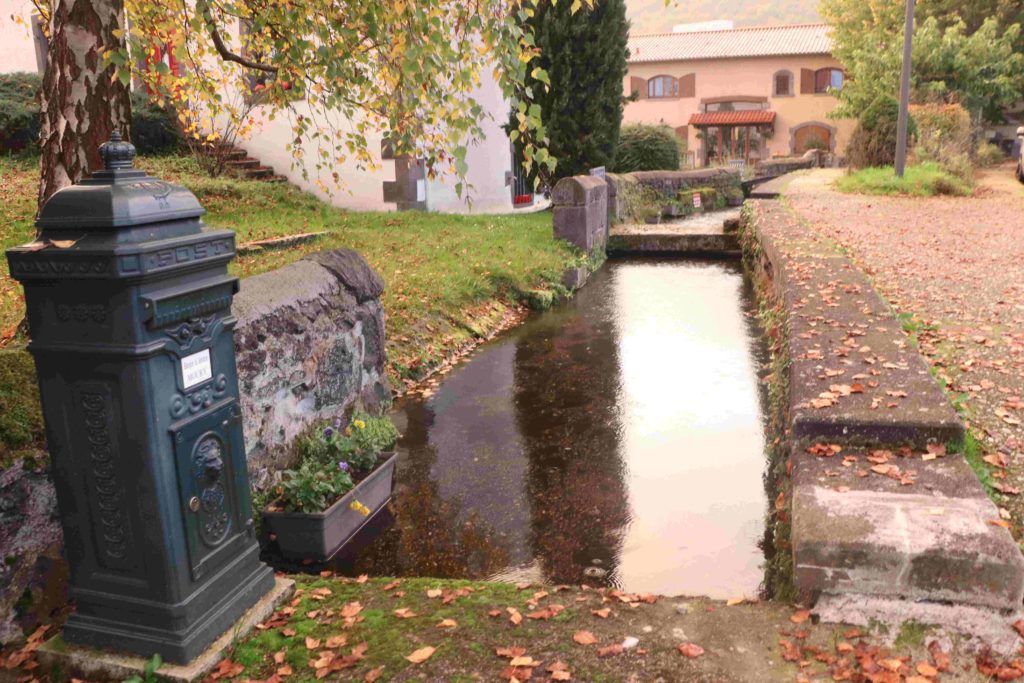 un petit canal le long des maisons