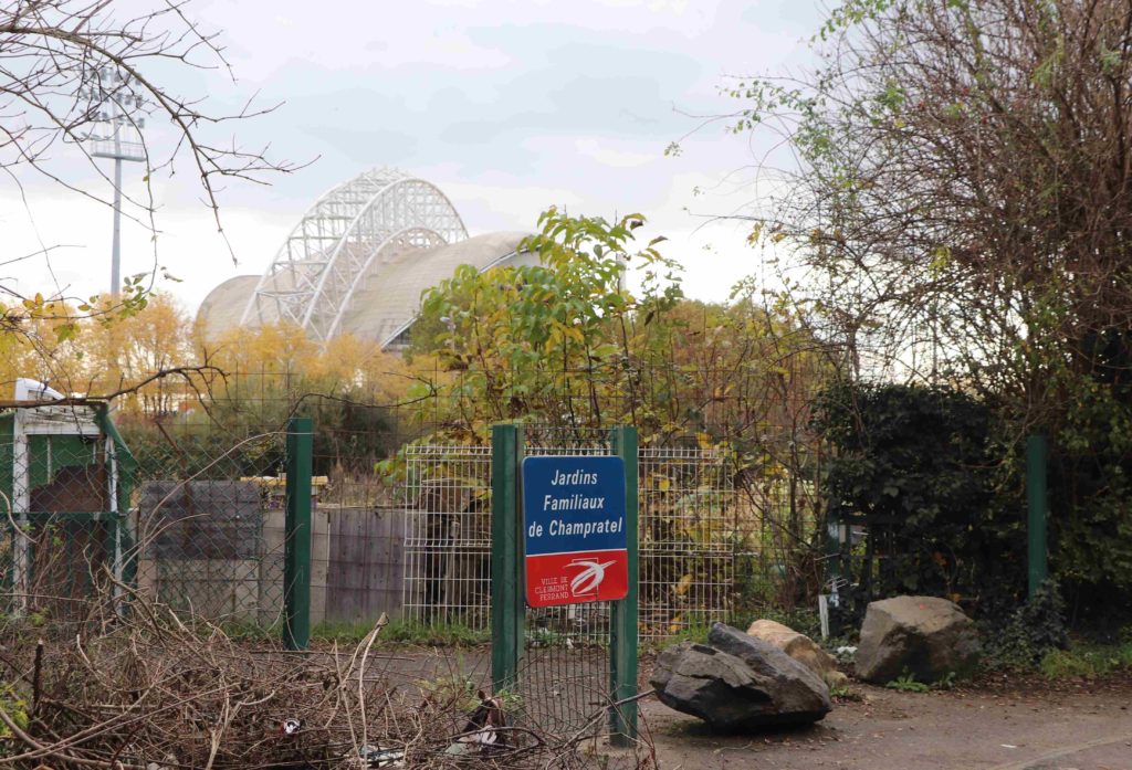 L'entrée des jardins familiaux et le stade Montpied en arrière-plan