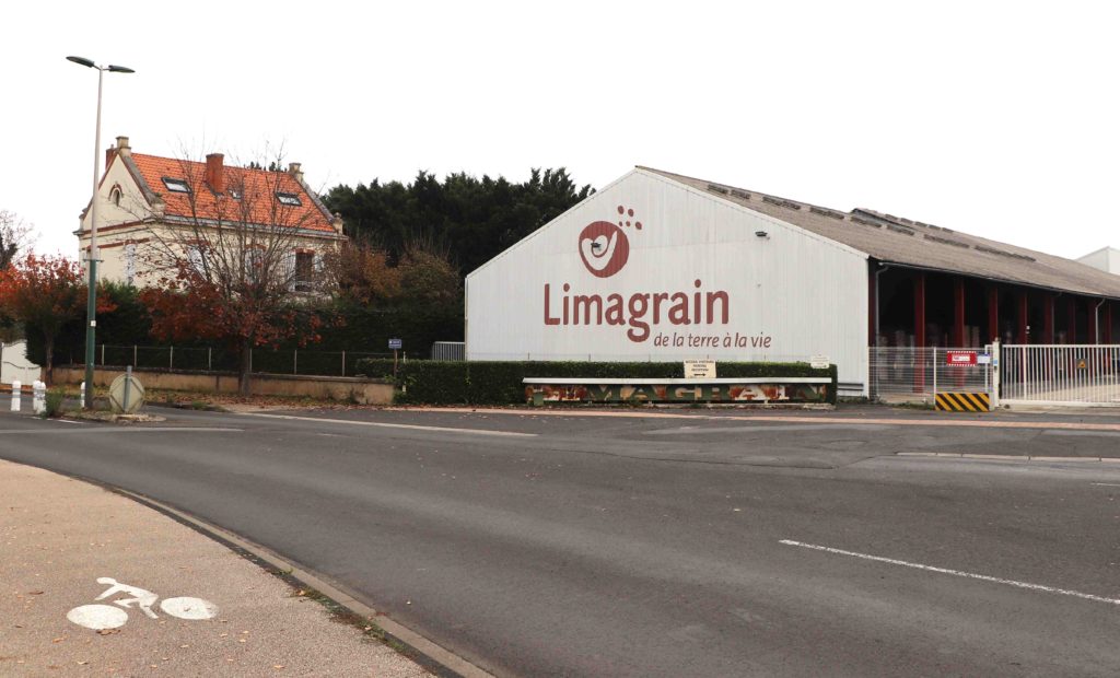 Un bâtiment aux couleurs de Limagrain à Chappes