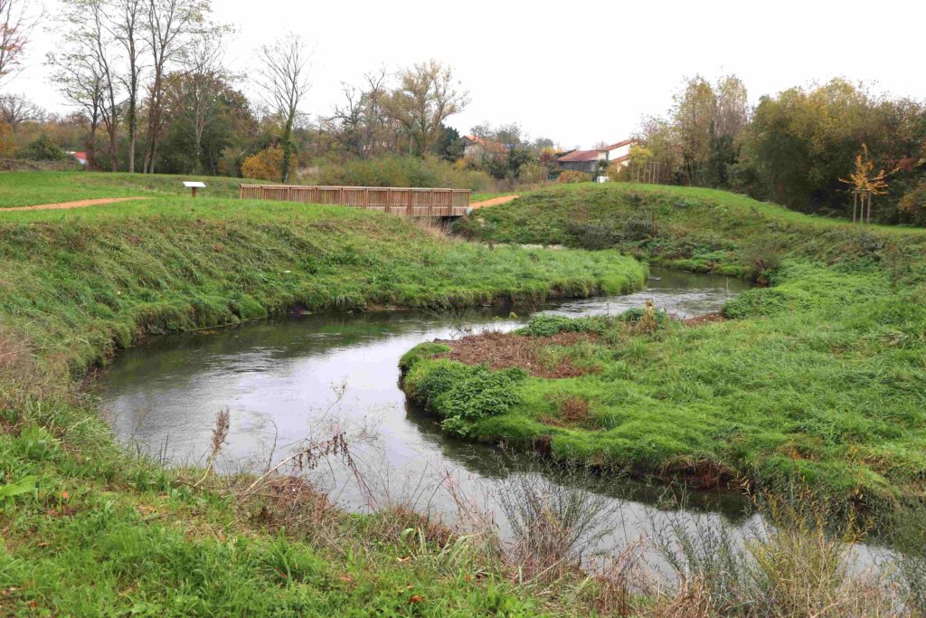 Le parc de Chappes, avec la rivière qui dessine des méandres