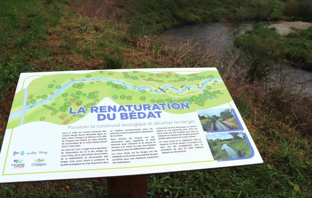 Panneau pédagogique expliquant la renaturation du Bédat, dans le parc de Chappes