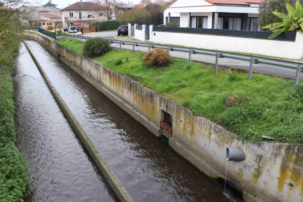 La traversée d'Entraigues dans un canal bétonné