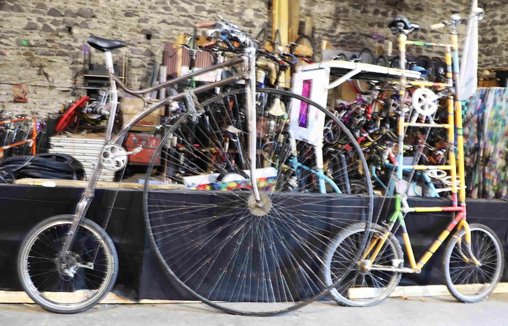 Le grand bi et le vélo-échelle dans la grange de stockage