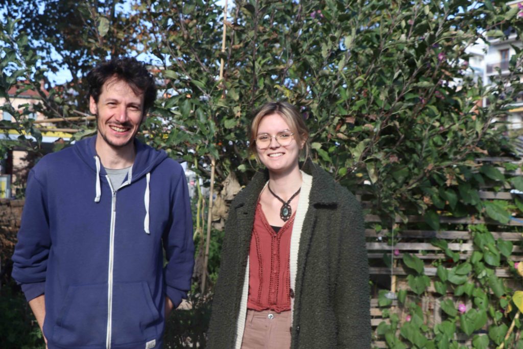 Denis et Elisa dans le jardin de l'Archipel des Salins