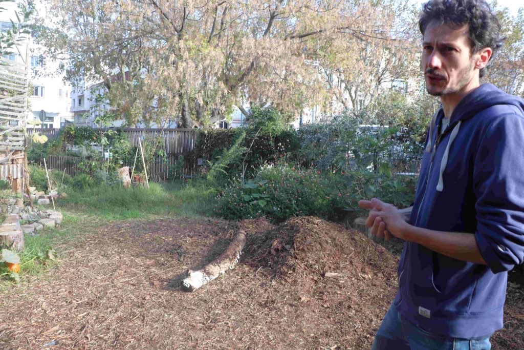 Denis Brossat montre l'aire central du jardin, où se prépare le compost