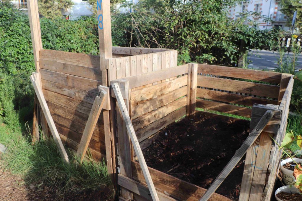 Bac de compost dans le jardin de l'archipel